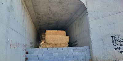 7 yıldır bitmeyen yolun köprü ayakları samanlığa döndü