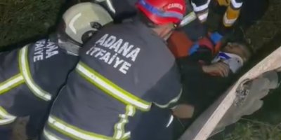 Adana'da şarampole yuvarlanan otomobildeki 2 kişi yaralandı
