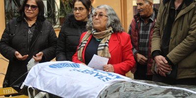 Muhtar belediyeyi “ölü” ilan etti: Seyhan’da sıra dışı protesto