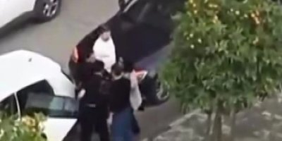 Boşanma aşamasındaki eşini tartaklayıp, otomobiliyle aracına defalarca vurdu