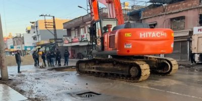 Su borusu patladı, asfalt çöktü