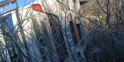 Feke’de maden yüklü tır devrildi