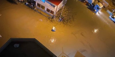 Adana’da sağanak yağmur hayatı felç etti: Yollar göle döndü, araçlar mahsur kaldı