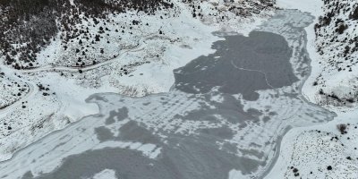 'Adana'nın Sibiryası'nda Kürebeli Barajı buz tuttu