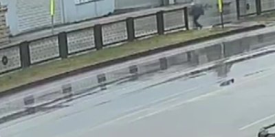 Otomobilin çarpması ile savrulan yaşlı adam hayatını kaybetti