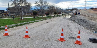 Belediye su tahliyesi yerine yolu kapattı, yapım aşamasındaki yolu açtı