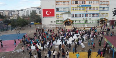 Adanalı öğrencilerin kamyon kamyon kar mutluluğu