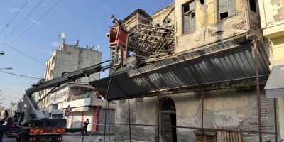 Adana’da tarihi binanın çatısı çöktü, cadde trafiğe kapatıldı