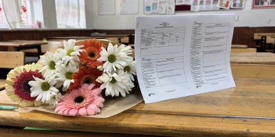 Babaları tarafından öldürülen kardeşlerin karneleri çiçeklerle sıralarına bırakıldı