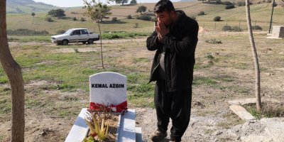 Acılı baba karne gününde maganda kurşunuyla ölen oğlunun kabrinde ağladı