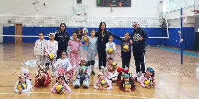 Ceyhan'da kız çocuklarından voleybol kursuna yoğun ilgi