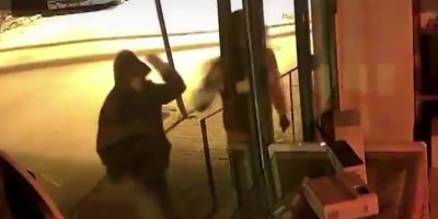 Parke taşıyla camları kırıp hırsızlık yaptılar