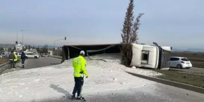 Ceyhan’da kaya tuzu yüklü tır tankerle çarpıştı