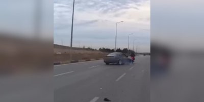 Lüks otomobil yolda drift yaptı, motosikletli son anda kurtuldu