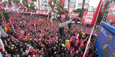 Sağanak yağmur altında on binlerce Adanalı Zeydan Karalar için tek yürek oldu
