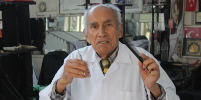 Adana’da 66 yıldır makası elinden düşürmeyen usta berber