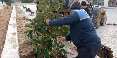 Karataş’ta Atatürk Gençlik Merkezi çevresinde peyzaj çalışmaları sürüyor