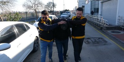 Adana'da kaskla servis aracının camını kıran sürücü serbest kaldı