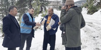 Kış günü belediye ekiplerinden ikram