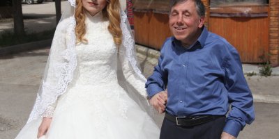 Belediye otobüsünün çarptığı görme engelli öğretmen çift ağır yaralandı