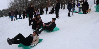 Adana usulü kayak festivali: Leğenle, bidonla, poşetle pistte yarış