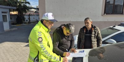 Kaskla servis aracının camını kıran motosikletlinin ehliyetine el konuldu