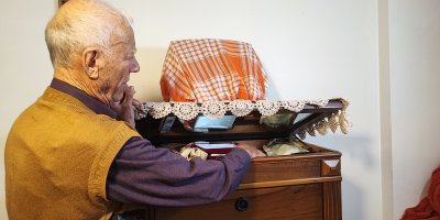 Engelli adamın eşi ölünce gizli bölmeye kaldırdığı 1 kilo altını çalındı!