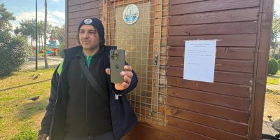 Parkta bulduğu telefonu ilan asarak sahibine ulaştırdı