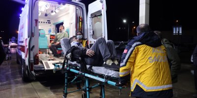 Adana'da fabrika işçilerini taşıyan minibüs devrildi: 13 kişi yaralandı