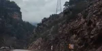 Saimbeyli'de yağışlar sonrası yola yine kaya düştü