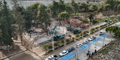 Adana'da kaçak işletmeler yıkılıyor