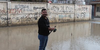 Göle dönen sokakta olta atarak tepki gösterdi