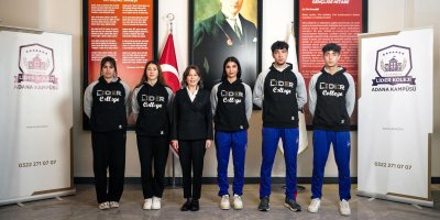 Filiz Kepme, İstanbul Lider Koleji'nin altın madalyalı milli sporcularını kutladı