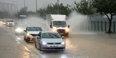 Adana'da şiddetli yağış yolları göle çevirdi, apartmanları su bastı