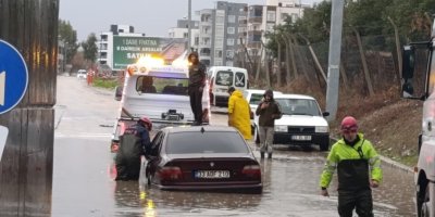 Adana'da sağanak hayatı felç etti: Araçlarında mahsur kalan vatandaşları itfaiye kurtardı