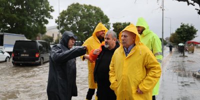Başkan Demirçalı, yoğun sağanakta ekiplerle sahada
