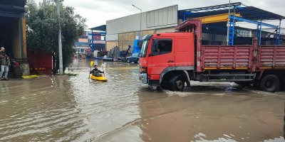 Her yağmurda göle dönen sokakta kano kullanmayı öğrendi
