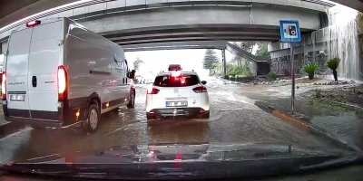 Yağmur, Adana'yı felç etti: Hortum oluştu, araçlar yolda mahsur kaldı