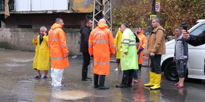 Metrekareye 72 kg yağmurun yarattığı sorunlara Büyükşehir aralıksız müdahale ediyor.