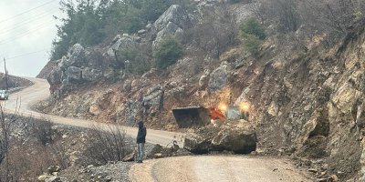 Yamaçtan kopan kaya yola düştü