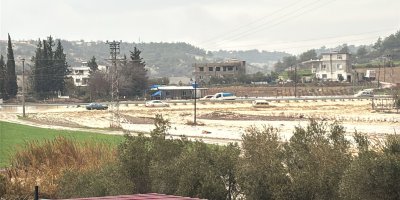 Adana'yı sağanak vurdu: Göle dönen caddelerde araçlar mahsur kaldı