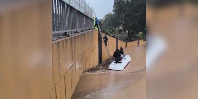 Sağanak yağmurda servis aracı suya gömüldü, yolcular merdivenle kurtarıldı