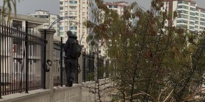 Sağanak yağmurda kaldırım kayboldu, vatandaş hastane duvarından yürüdü