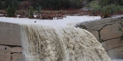 Kuraklıkla kuruyan Deliçay yeniden akmaya başladı, çiftçinin yüzü güldü