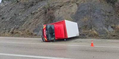 Kozan’da yağış kazayı beraberinde getirdi: Kamyonet devrildi