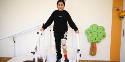 Enkazdan 117 saat sonra kurtarılan Zeliha, öğretmenlik hayaline protez bacakla ilerliyor