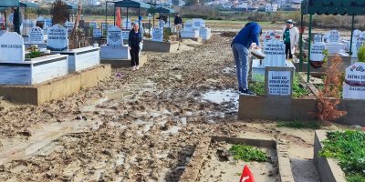 Mezarlar selde çöktü aileler isyan etti