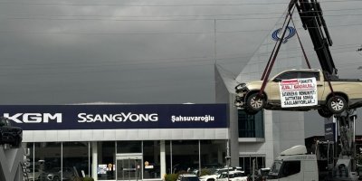 Kamyoneti vinç ile asıp firma önünde eylem yaptı