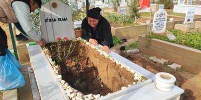 Yağmurda oğlunun mezarı çöken anne gözyaşlarına boğuldu