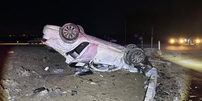 Otomobiller kafa kafaya çarpıştı: 2 kişi yaralandı